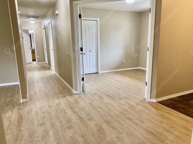 Foto del edificio - Single-Level home in NE Redmond with fenced backyard!