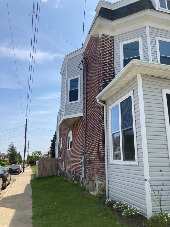 Building Photo - Fully renovated 3 bedroom, 2.5 bathroom en...
