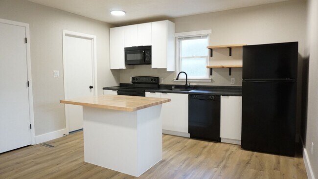 Foto del edificio - Charming Fully Remodeled Home with 4 Garage Stalls & Park Access in Central Minot