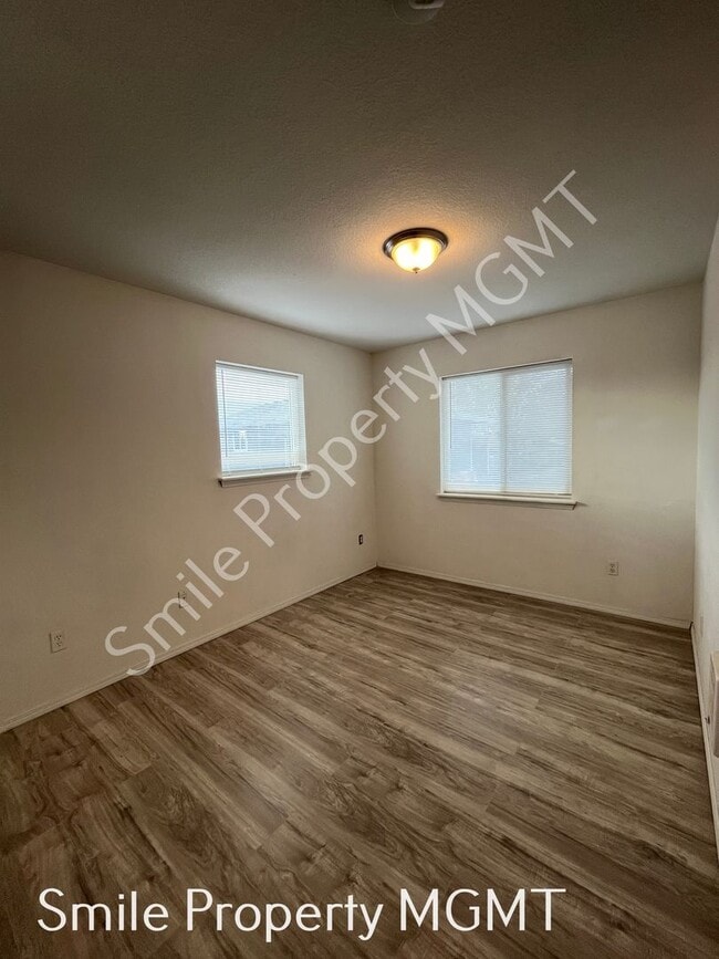 Building Photo - A nice house with 3 beds rooms and 1.5 baths.