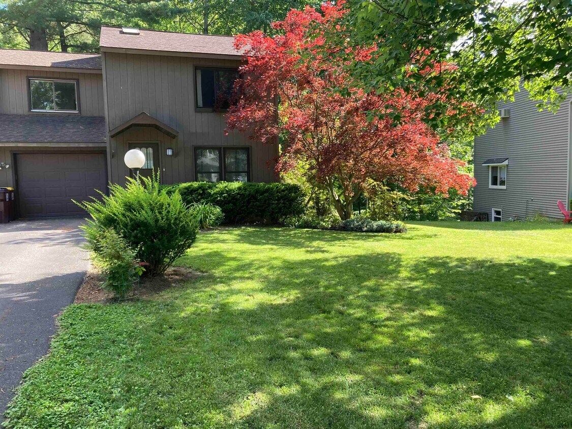 12 Woodcliffe Dr Unit A, Clifton Park, NY 12065 Room for Rent in