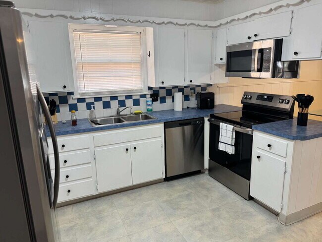 Foto del edificio - Bedroom Available. ALL BILLS PAID. FURNISHED