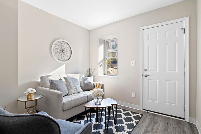 Building Photo - 2 Bedroom 1 Bath Townhouse for rent