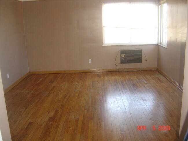 Foto del edificio - 6009 Ridge Rd