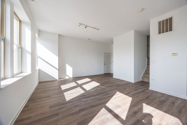 Foto del edificio - Spacious 2BR/2.5BA Duplex-Up in Humboldt Park with In-Unit Laundry!