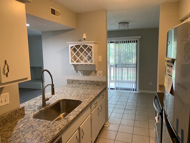Building Photo - Pristine, move in ready Condo located in t...