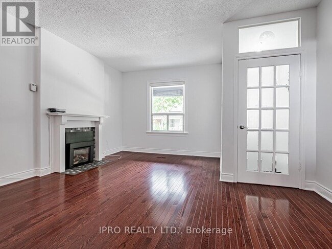 Building Photo - 104 Dearbourne Ave