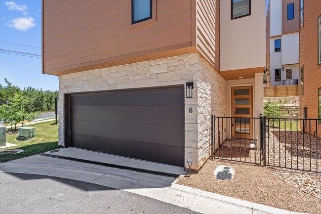 Foto del edificio - 6823 Wolfcreek Pass