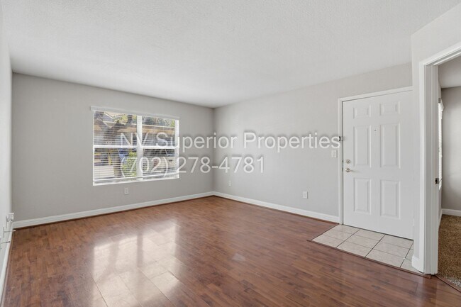 Foto del edificio - SW!! First floor unit with Balcony!! Gated!! Clubhouse!!  Community pool!! Spa!! Exercise Room!! ...