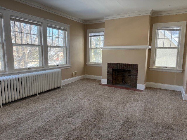 Amplia sala de estar con mucha luz natural. La chimenea es decorativa. - 1676 Randolph Ave