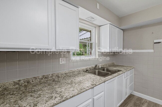 Building Photo - 6127 Lucille Ave