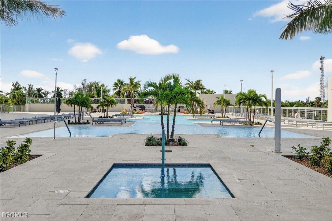 Foto del edificio - 3000 Oasis Grand Blvd