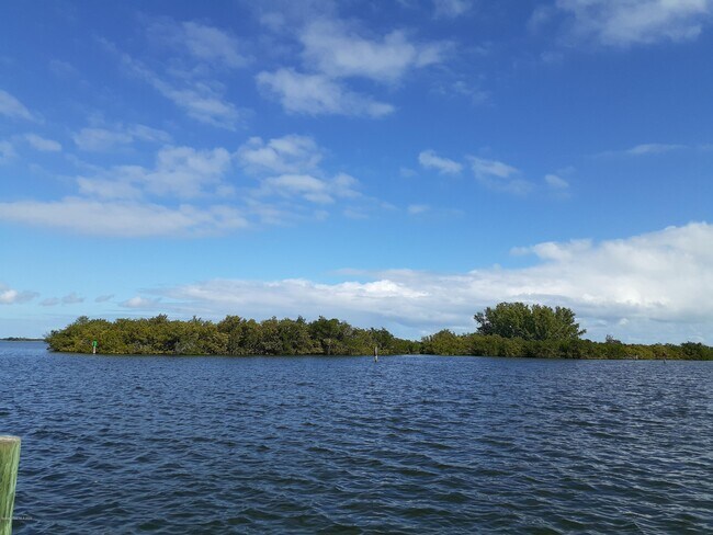 Foto del edificio - 200 S Banana River Blvd