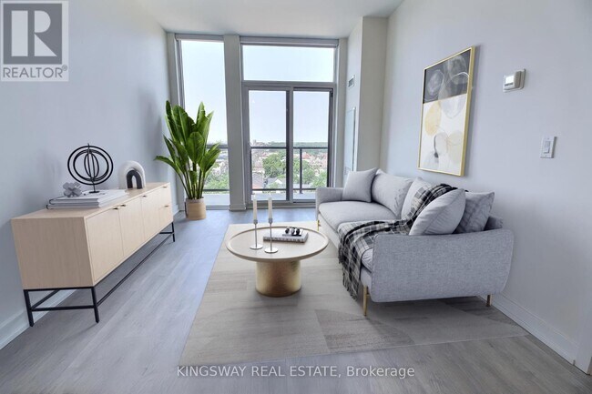 Photo du bâtiment - 2300-2300 St Clair Ave W