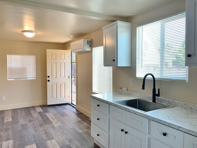 Building Photo - 2 Bedroom Home in Hollister
