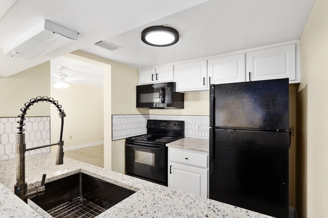 Ejemplo de cocina - Village Square Apartments