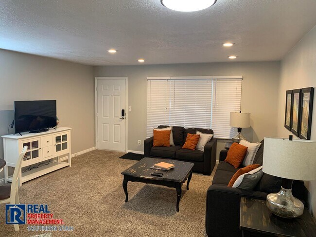 Foto del edificio - Furnished Sports Village Condo -