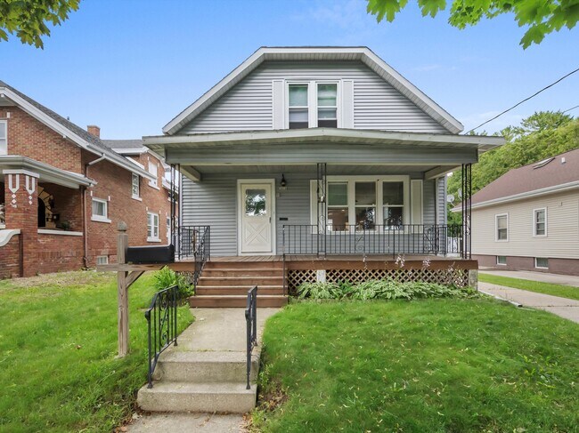 Building Photo - 1016 Philippen St