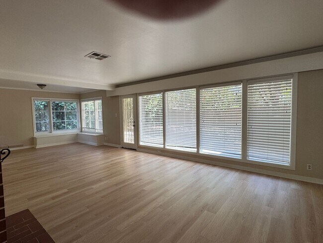 Foto del edificio - 1220 W Benjamin Holt Dr