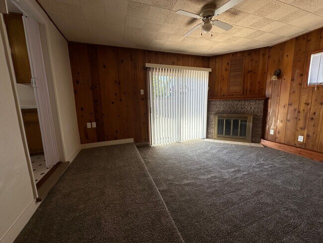 Building Photo - Beautiful remodeled 3 bedroom 1.5 bath hom...