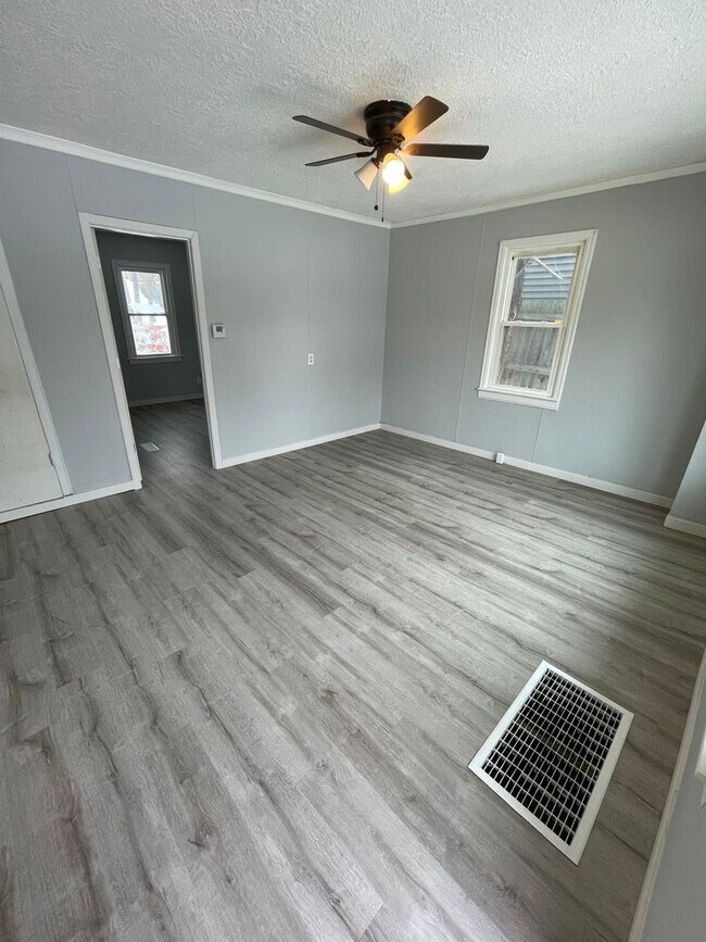 Building Photo - 2 Bedroom 1 Bathroom House