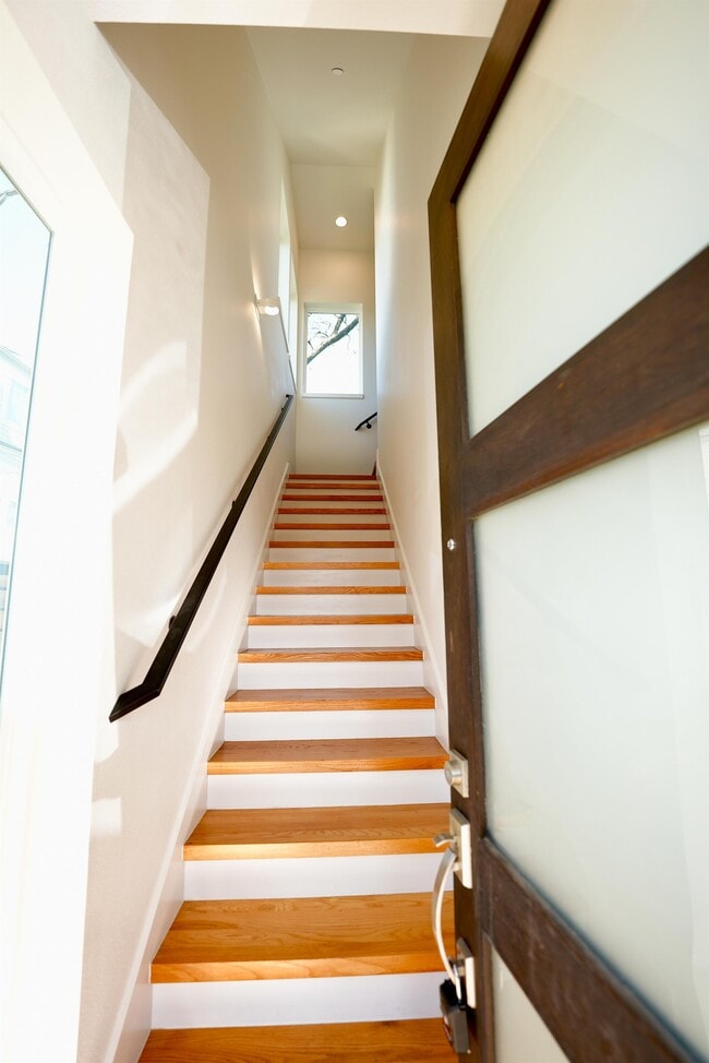 Building Photo - 2203 Moser Ave