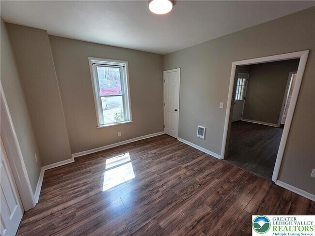 Foto del edificio - 944 Sullivan St
