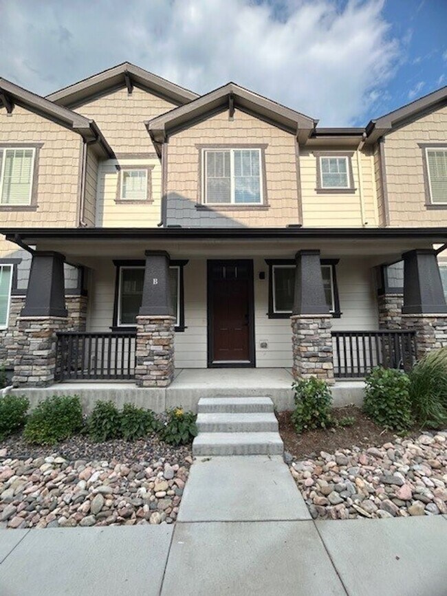 Building Photo - Newer! 2 Bed / 2.5 Bath Townhome Commerce ...