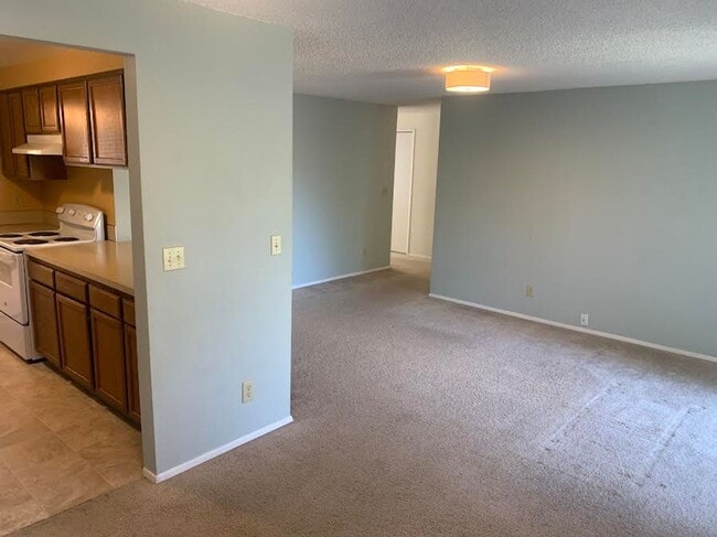 Building Photo - Single Level Near Southridge!!