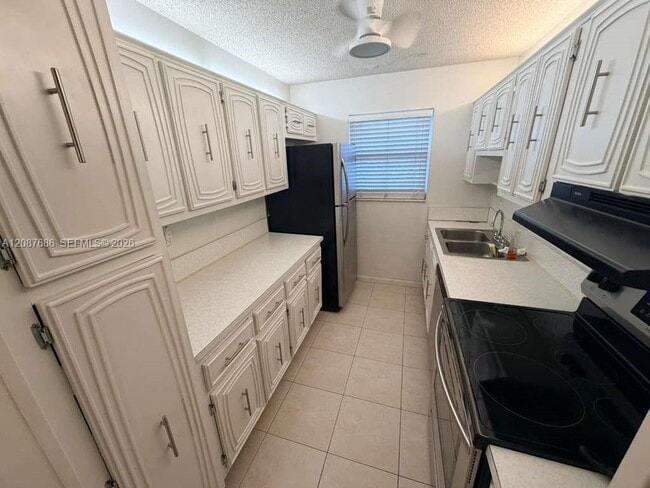 Building Photo - 557 High Point Dr