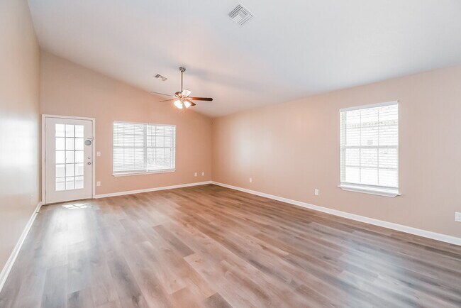 Foto del edificio - 6248 Ironside Dr N