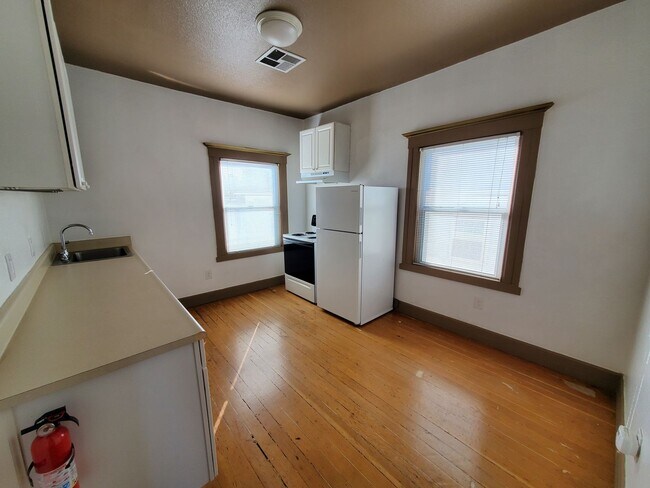 Foto del edificio - STUNNING 1BD/1BA IN A  FIVEPLEX IN EAST SA...
