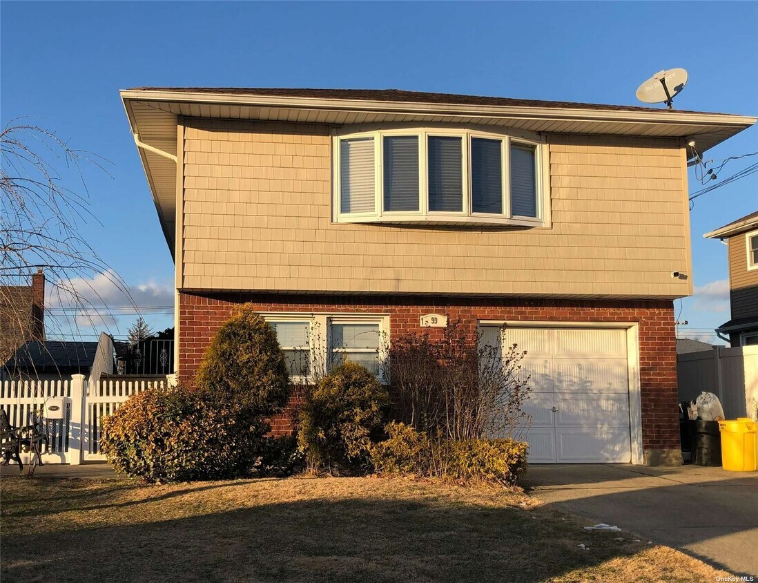 99 Lambert Ave, Farmingdale, NY 11735 House Rental in Farmingdale, NY