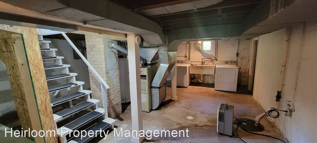 Building Photo - 2 br, 1 bath House - 718 E Skyline Parkway