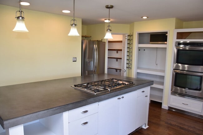 Foto del edificio - 3 Bedroom 2 Bath Tacoma Home with Hot Tub ...