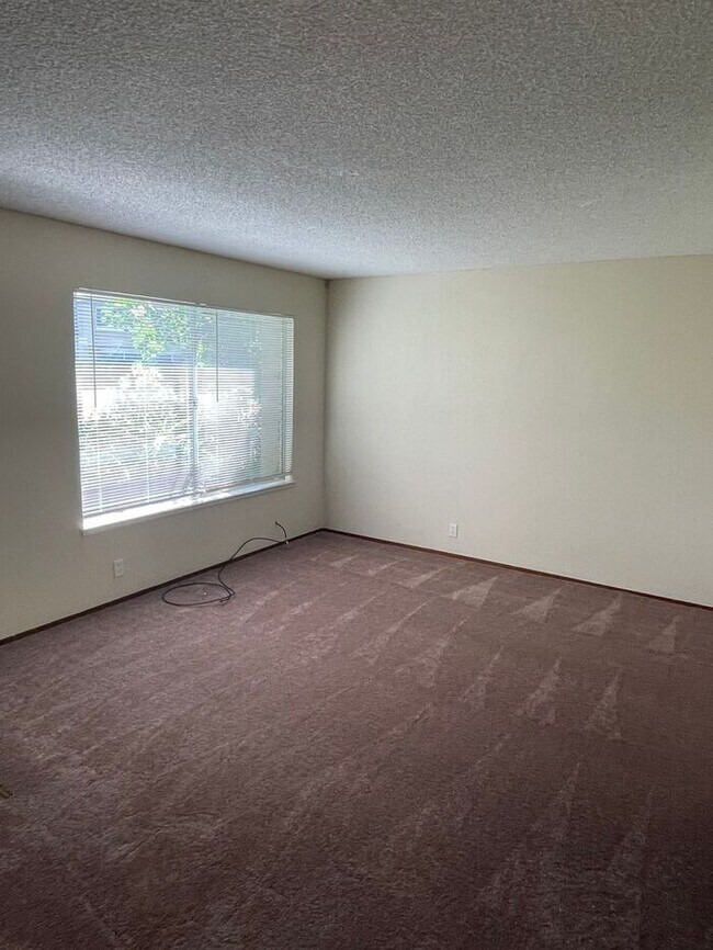 Building Photo - Amazing 3 Bedroom 1.5 Bath