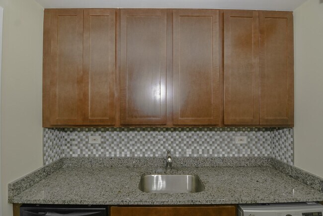 Building Photo - 558 W Arlington