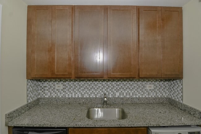 Building Photo - 560 W Arlington Pl