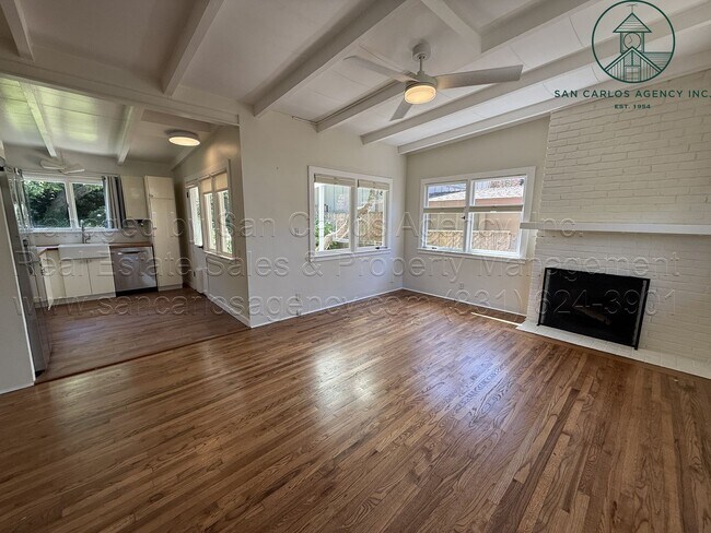 Foto del edificio - Adorable Two Bedroom Single Family Cottage...
