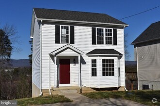 Building Photo - 395 Stonewall St