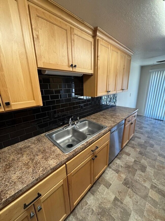 Foto del edificio - 408 E Pinehurst Dr