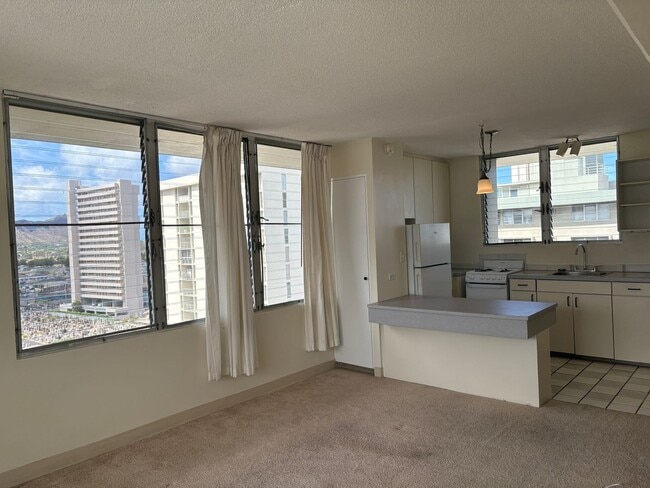 Building Photo - An absolute gem in Hono Hale Tower. Located in Mo'il'ili and close to the University of Hawaii.