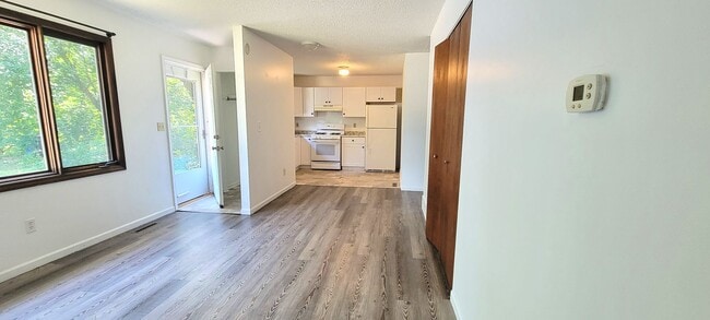 Building Photo - 2 BR Duplex in Convenient Neighborhood - PET FRIENDLY