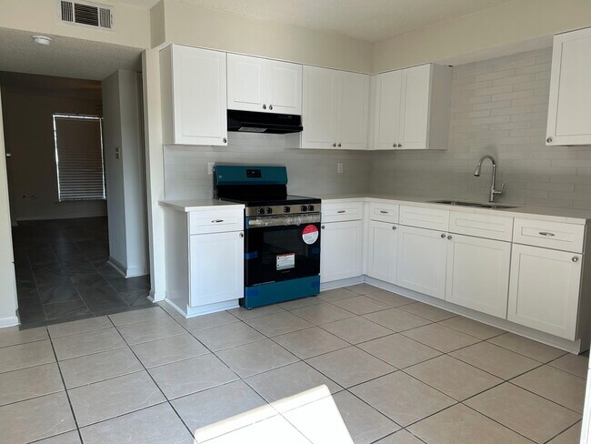 Building Photo - 1535 Savannah Dr