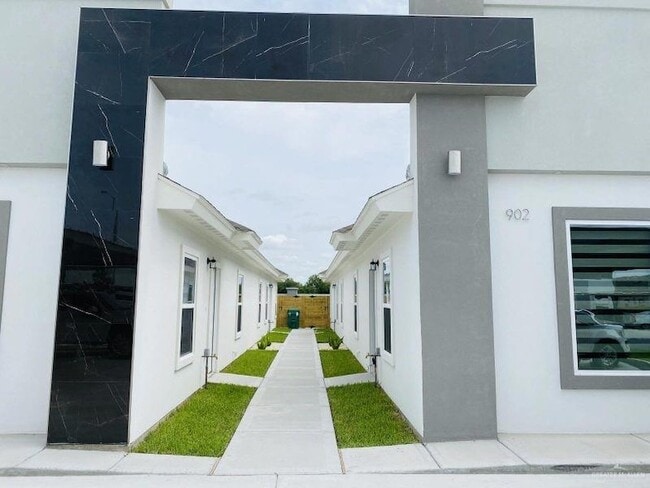 Building Photo - 909 W Carmel Ave