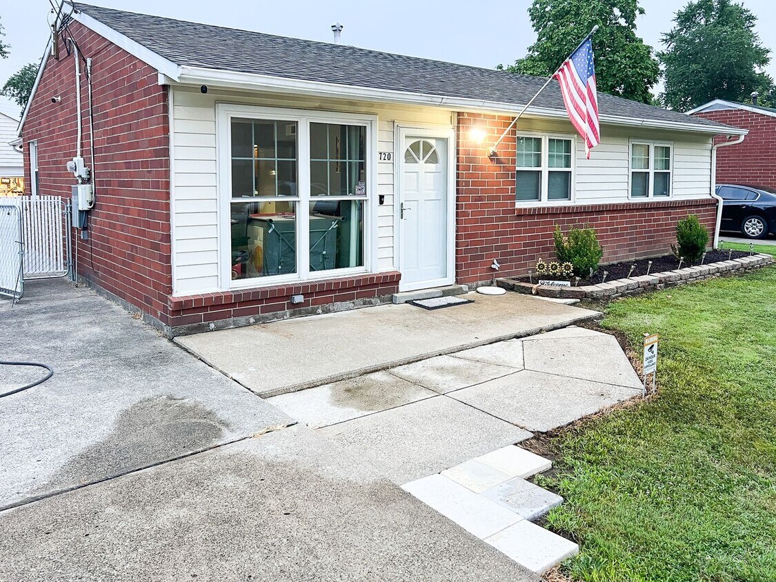 Foto principal - Charming Fully Updated 3-Bedroom Home with...