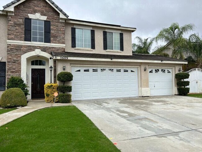Foto del edificio - Stunning 4-bedroom, 3 bathroom home located in the westside of Bakersfield this spacious house of...
