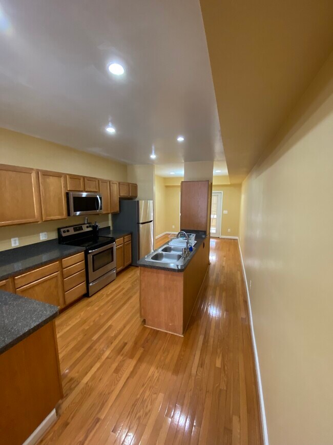 Foto del edificio - 1749 S Hanover St