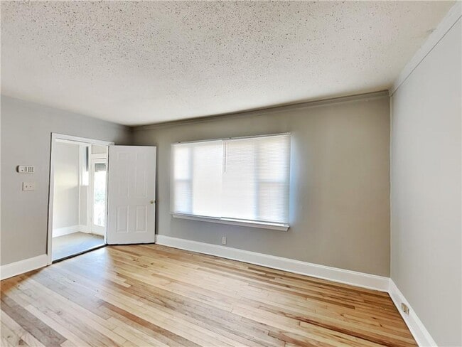 Building Photo - 450 Westmeath Dr SW