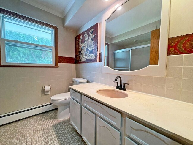 Foto del edificio - Spacious 5 Bedroom with New Paint and LVP ...